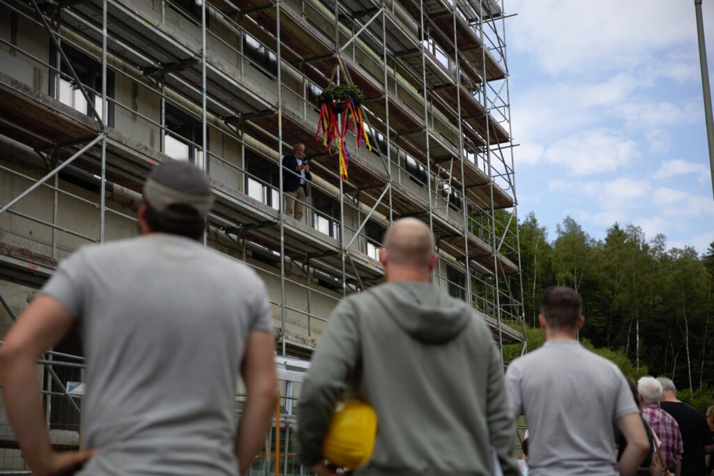 Ein Foto vom Richtfest zum Neubau von Heukelbach