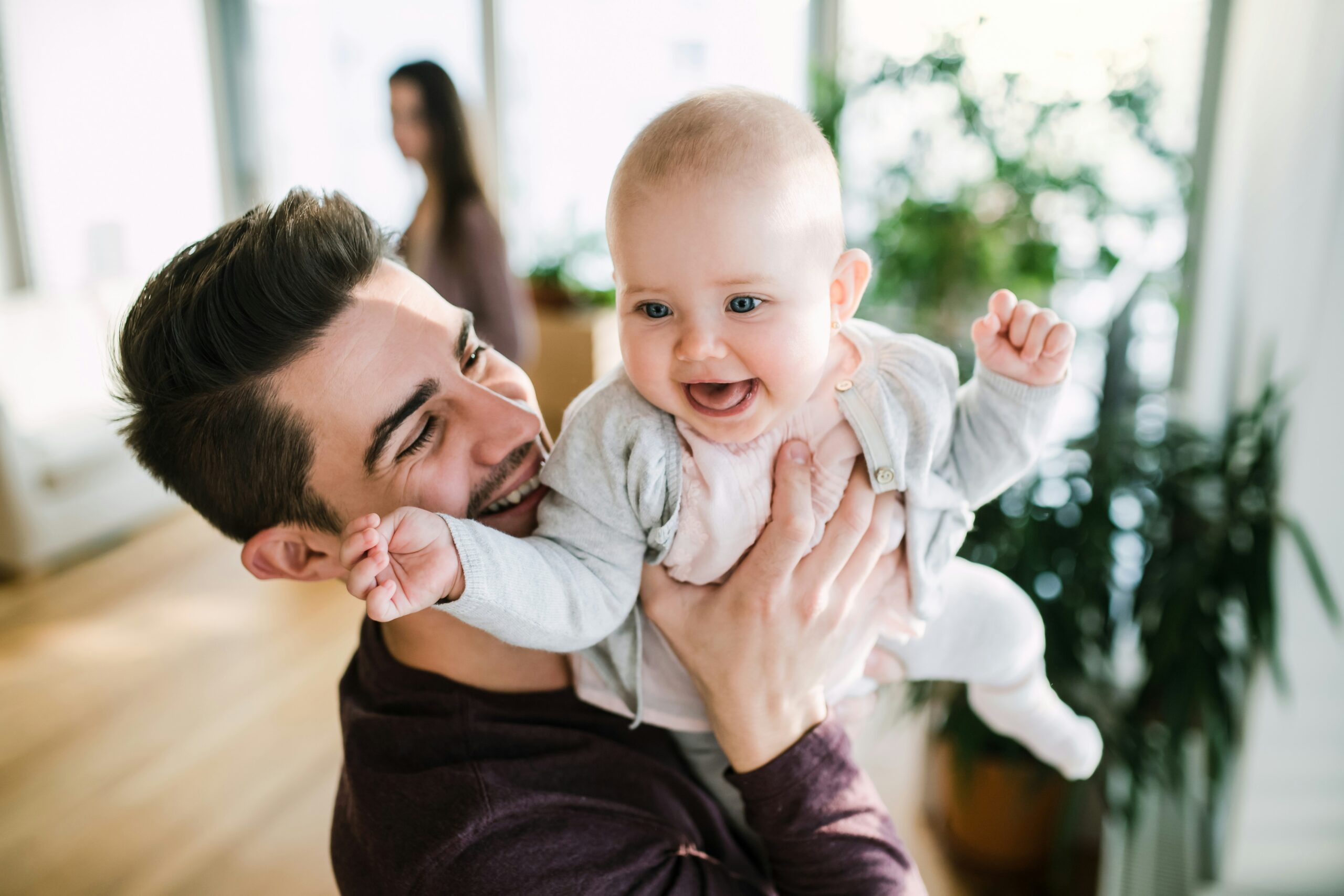 Ein Vater hält seine einjährige Tochter auf dem Arm
