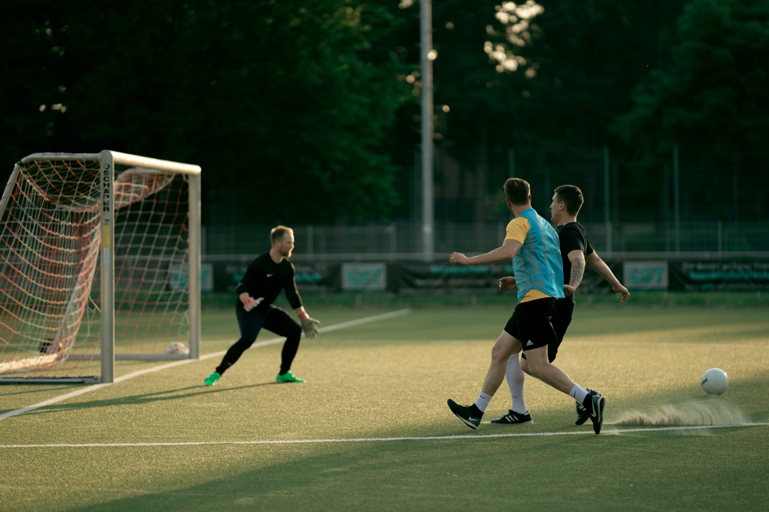 3 Männer spielen zum Spaß zusammen Fußball